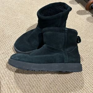 UGG black booties size 7.5, super warm and stylish! Very good condition!